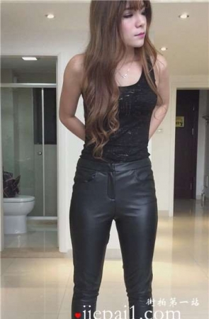 高跟美腿黑色皮裤美女模拍 [520 MB]