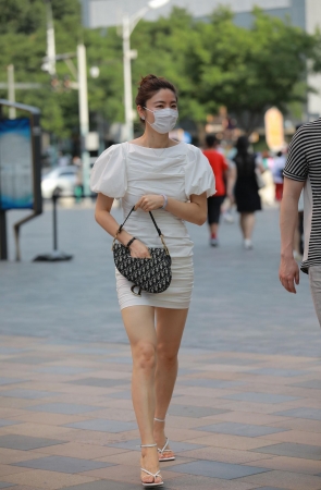 白色连衣裙女友